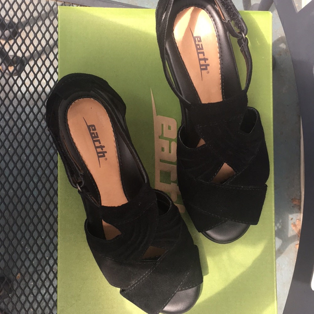 EARTH Curvet Black Suede Peep Toe Wedge ~ 6.5